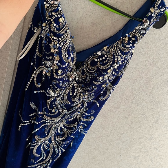 Size 12 Macduggal prom dress. Velvet material, sapphire in color. - Picture 3 of 3